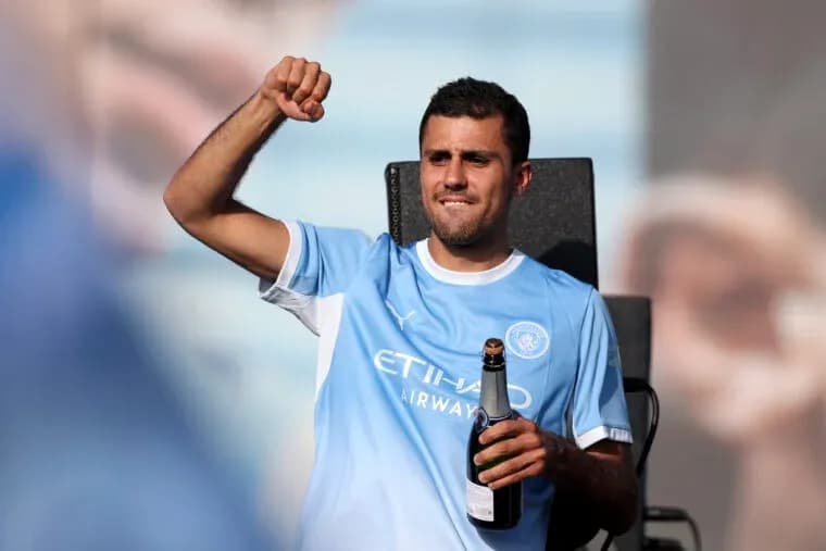 Futbolchi shampan bilan bayram qilmoqda Futbolchi shampan bilan bayram qilmoqda
