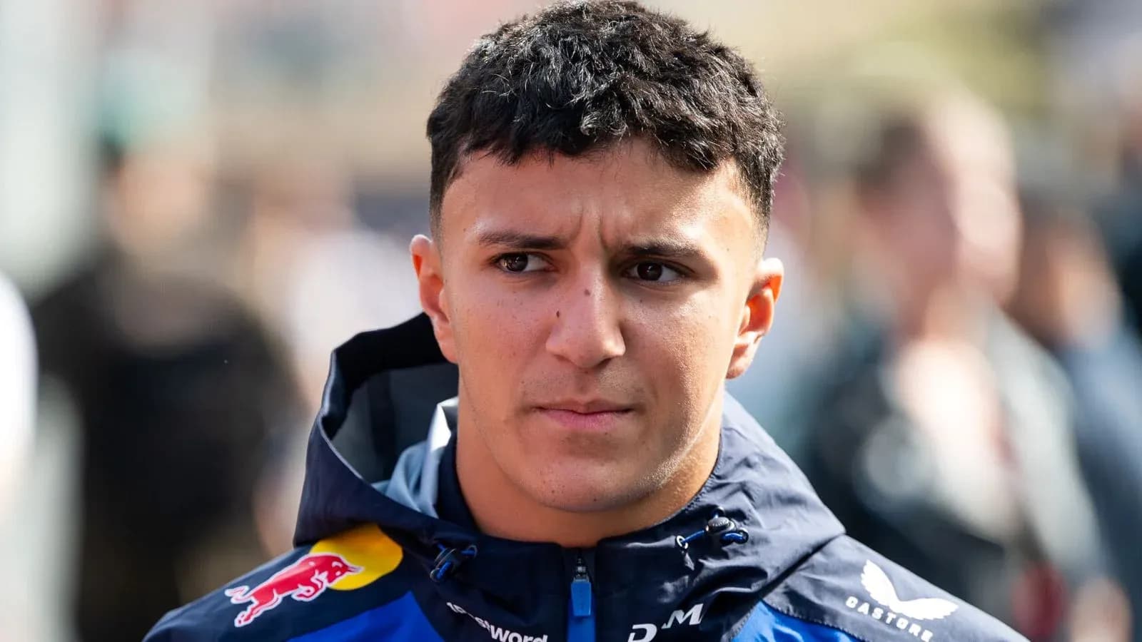 Yoshiyuki Red Bull kiyimida turibdi Yoshiyuki Red Bull kiyimida turibdi