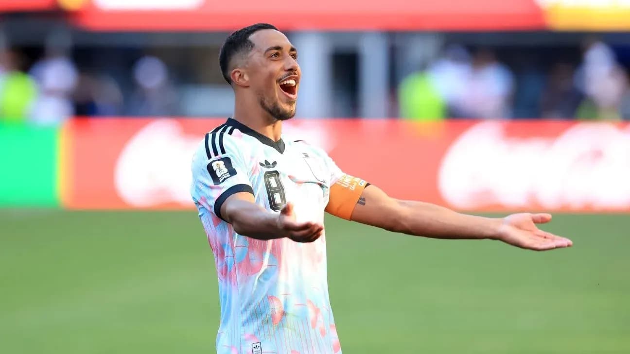 Futbolchi g'alaba qozonishdan keyin qo'llarini ochmoqda Futbolchi g'alaba qozonishdan keyin qo'llarini ochmoqda