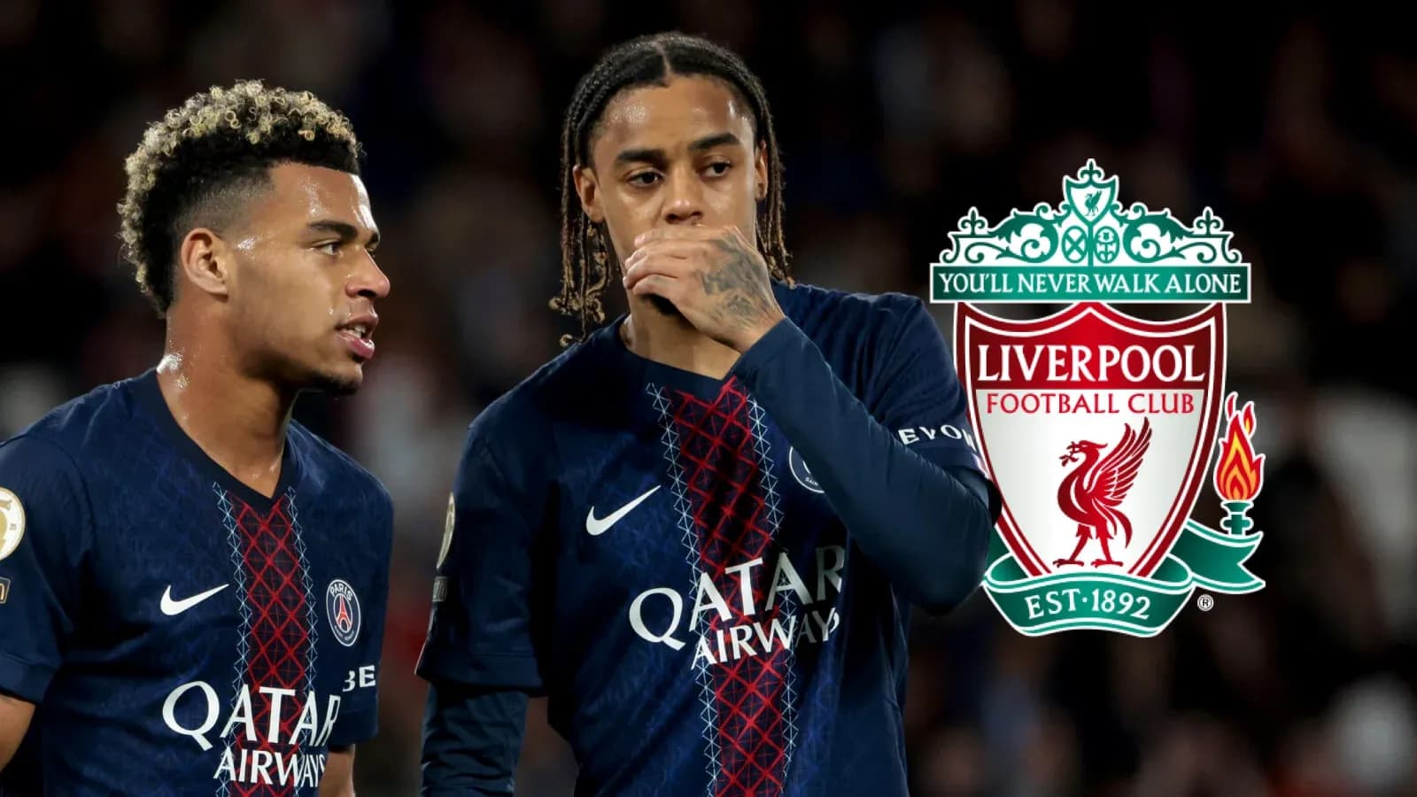 Ikkita futbolchi jamoa kiyimida suhbatlashmoqda Ikkita futbolchi jamoa kiyimida suhbatlashmoqda