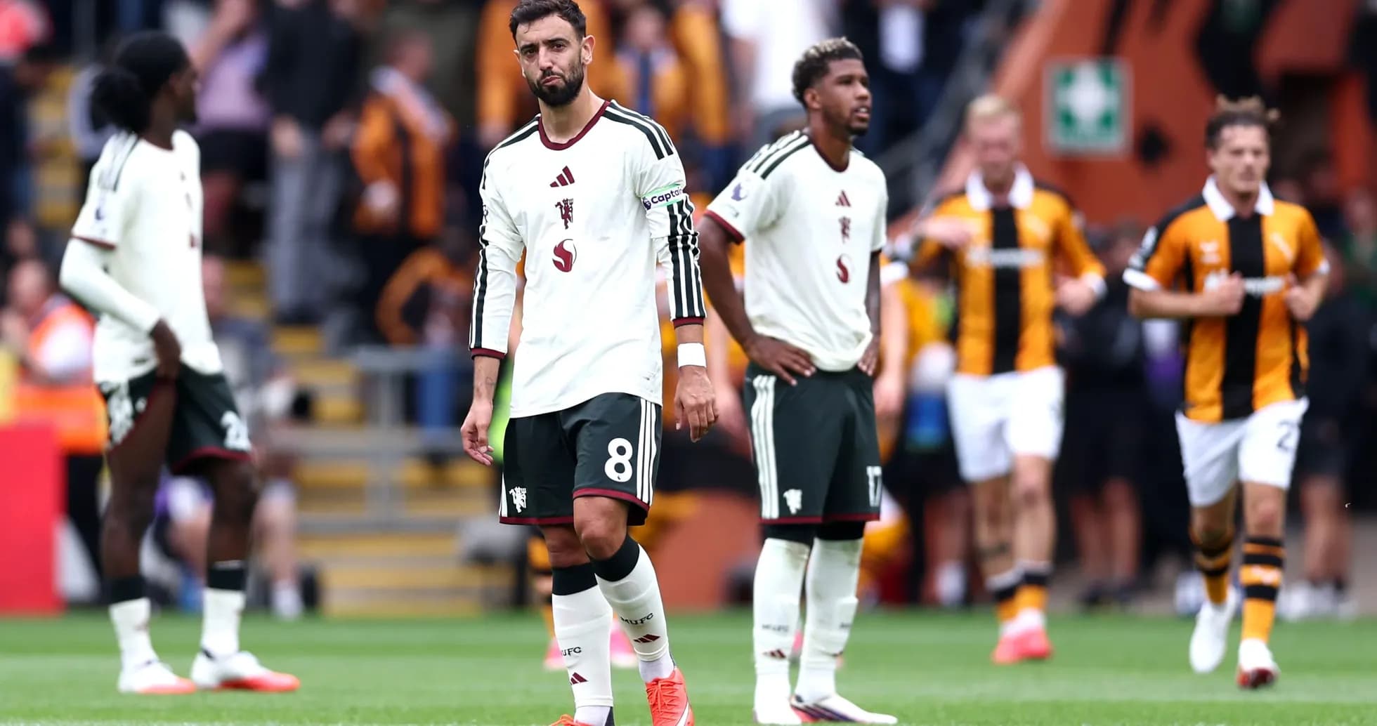 Futbolchilar o'yin oxirida g'azablangan ko'rinishda Futbolchilar o'yin oxirida g'azablangan ko'rinishda