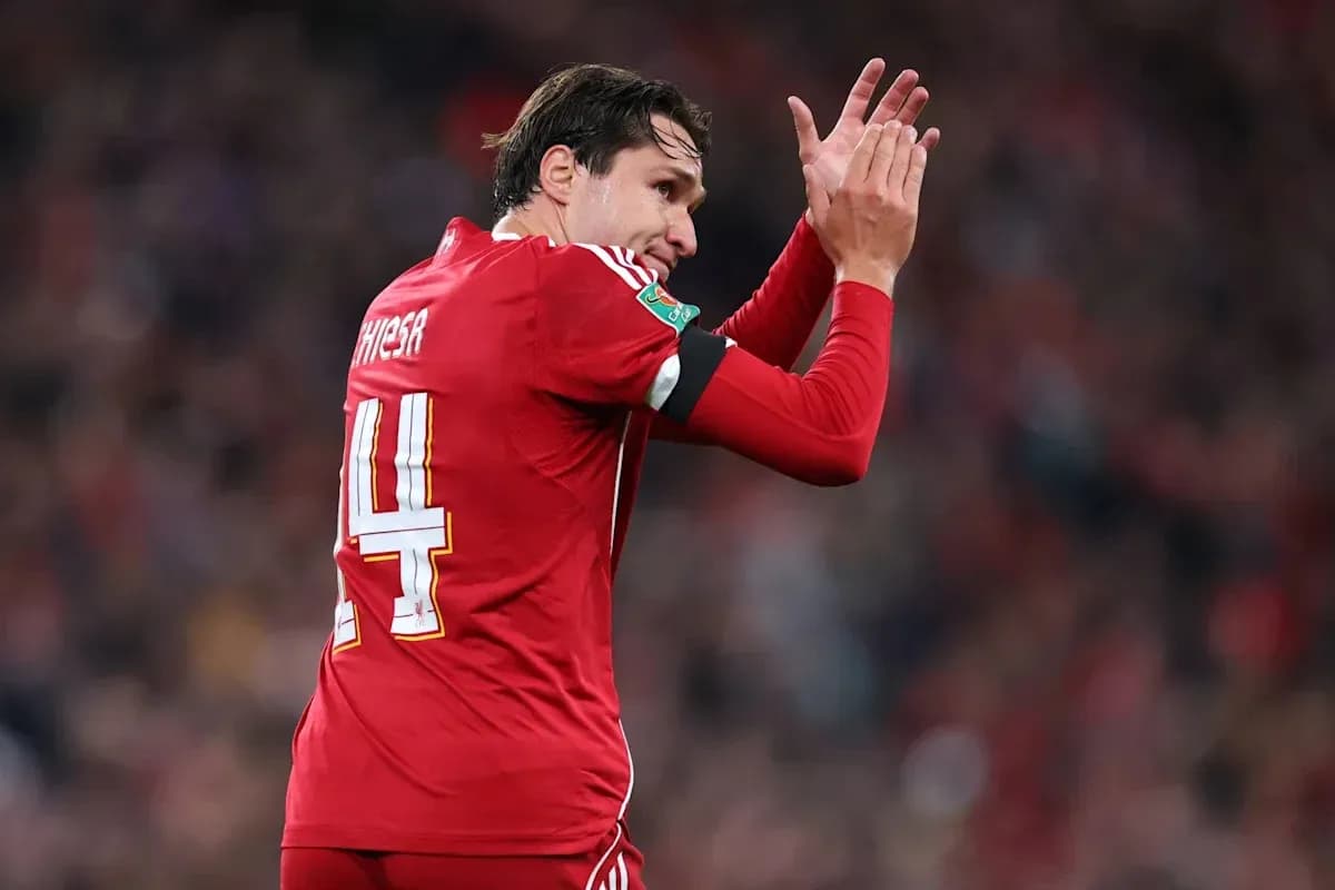 Futbolchi qizil forma kiyib, qo'l chalayapti Futbolchi qizil forma kiyib, qo'l chalayapti