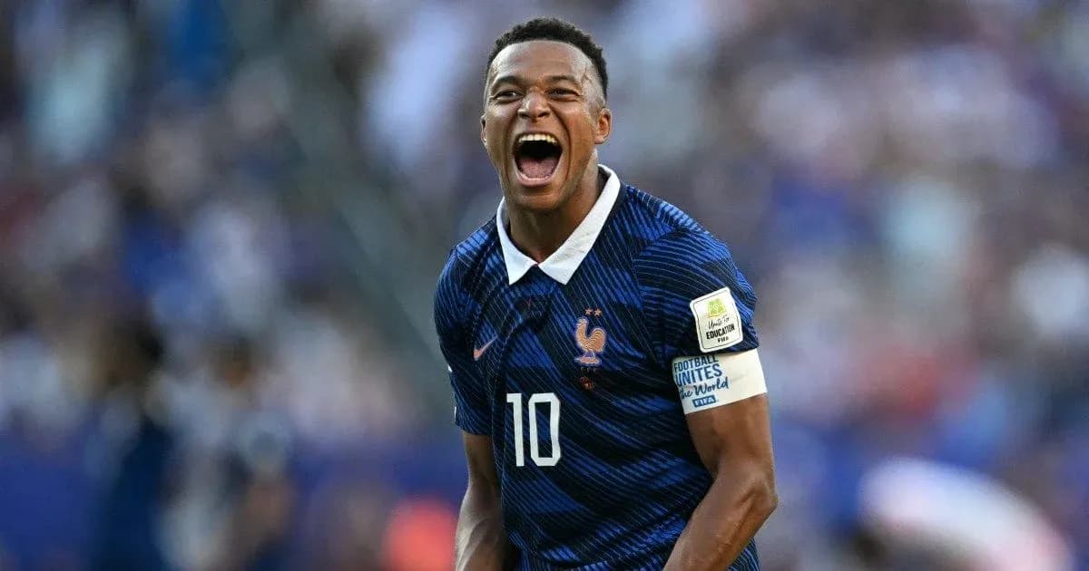 Futbolchi g'alaba qozonganidan keyin nishonlayapti Futbolchi g'alaba qozonganidan keyin nishonlayapti