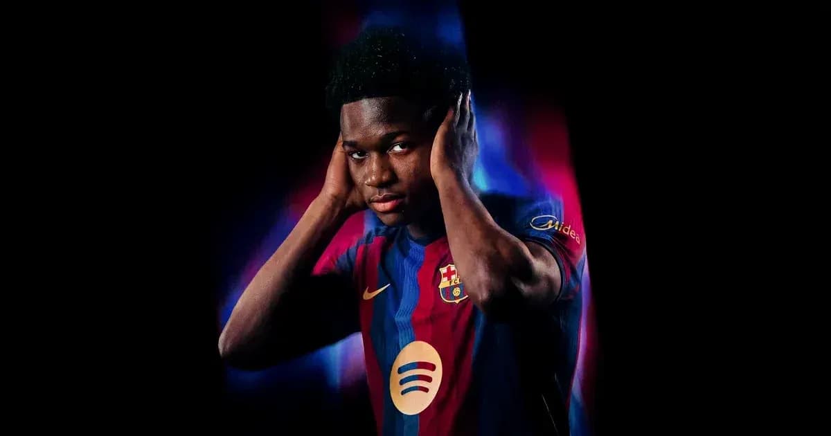Futbolchi Barcelona formasida, qo'llarini quloq ustida tutgan Futbolchi Barcelona formasida, qo'llarini quloq ustida tutgan