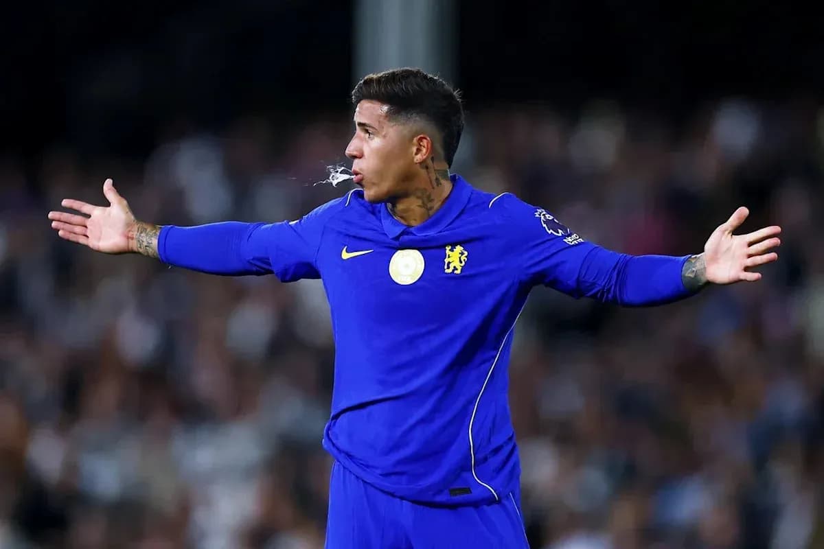 Futbolchi Chelsea formasida maydonda harakatda Futbolchi Chelsea formasida maydonda harakatda
