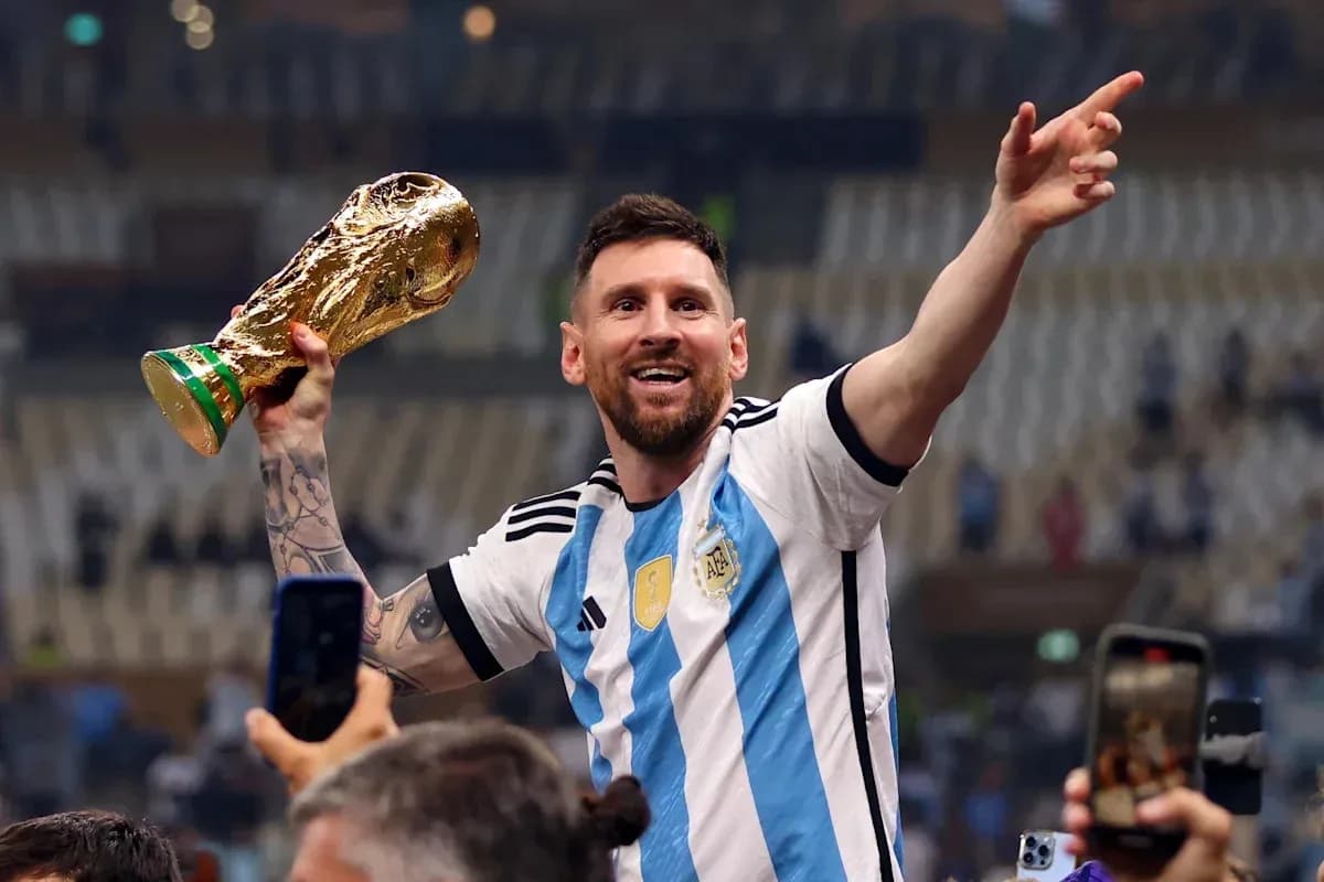 Futbolchi Messi Jahon kubogini ko'tarib turibdi Futbolchi Messi Jahon kubogini ko'tarib turibdi