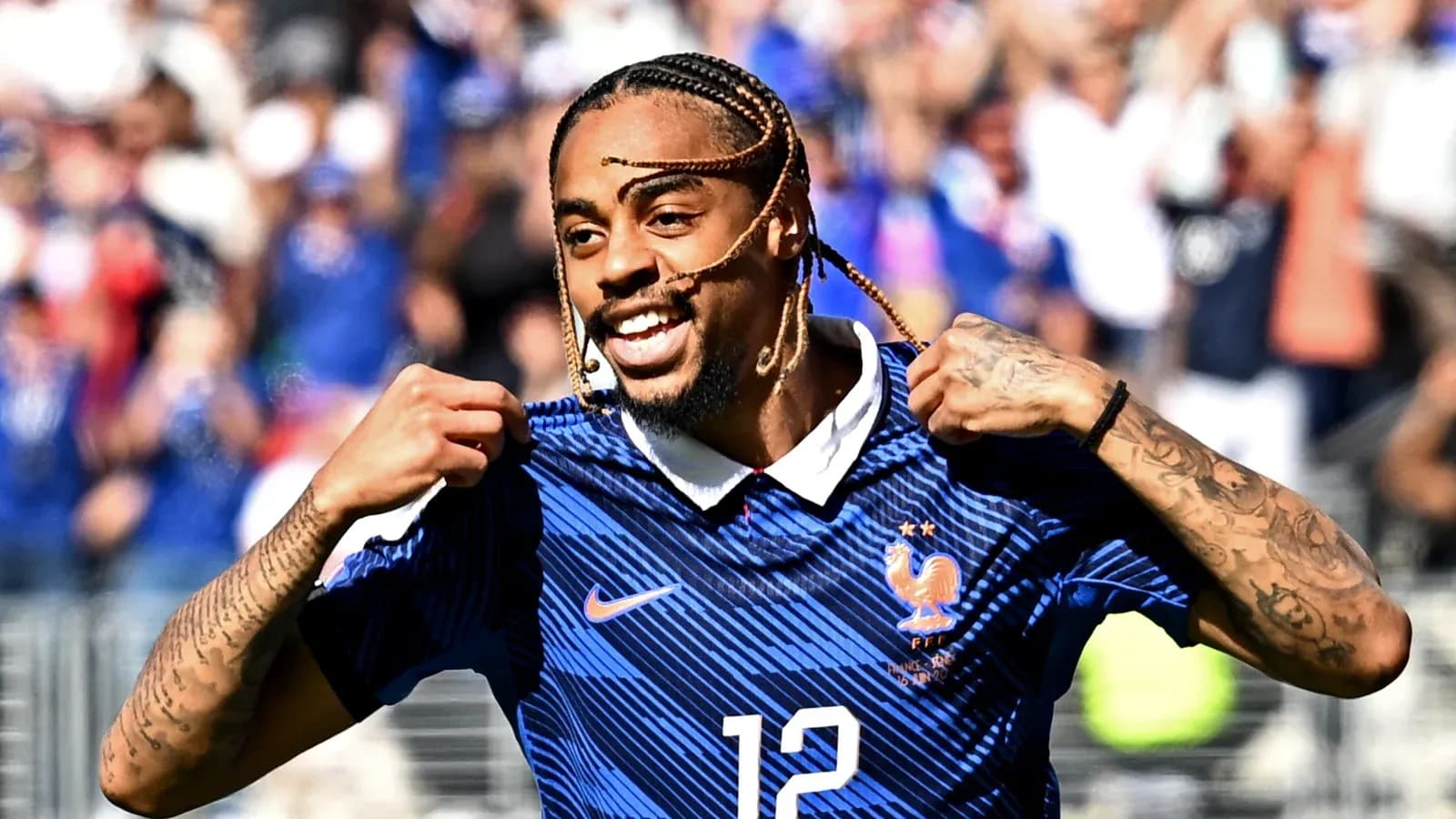 Futbolchi Fransiya formasida g'alaba nishoni ko'rsatmoqda Futbolchi Fransiya formasida g'alaba nishoni ko'rsatmoqda