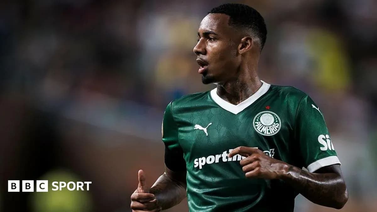Futbolchi Palmeiras jamoasi formasida maydonda Futbolchi Palmeiras jamoasi formasida maydonda