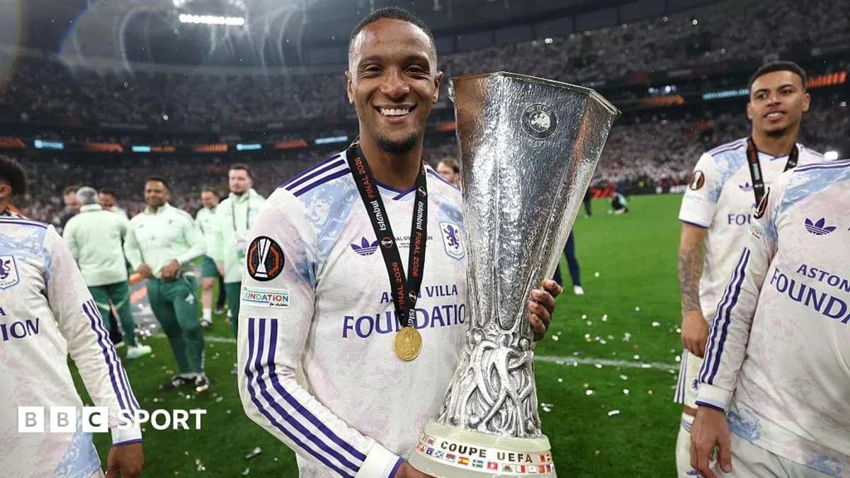 O'yinchi UEFA kubogini ushlab turgan holatda O'yinchi UEFA kubogini ushlab turgan holatda
