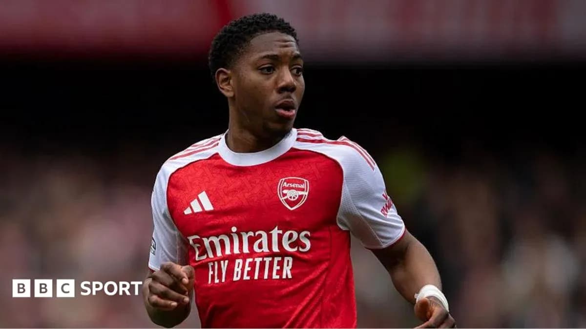 Futbolchi Arsenal formasida maydonda harakatda Futbolchi Arsenal formasida maydonda harakatda