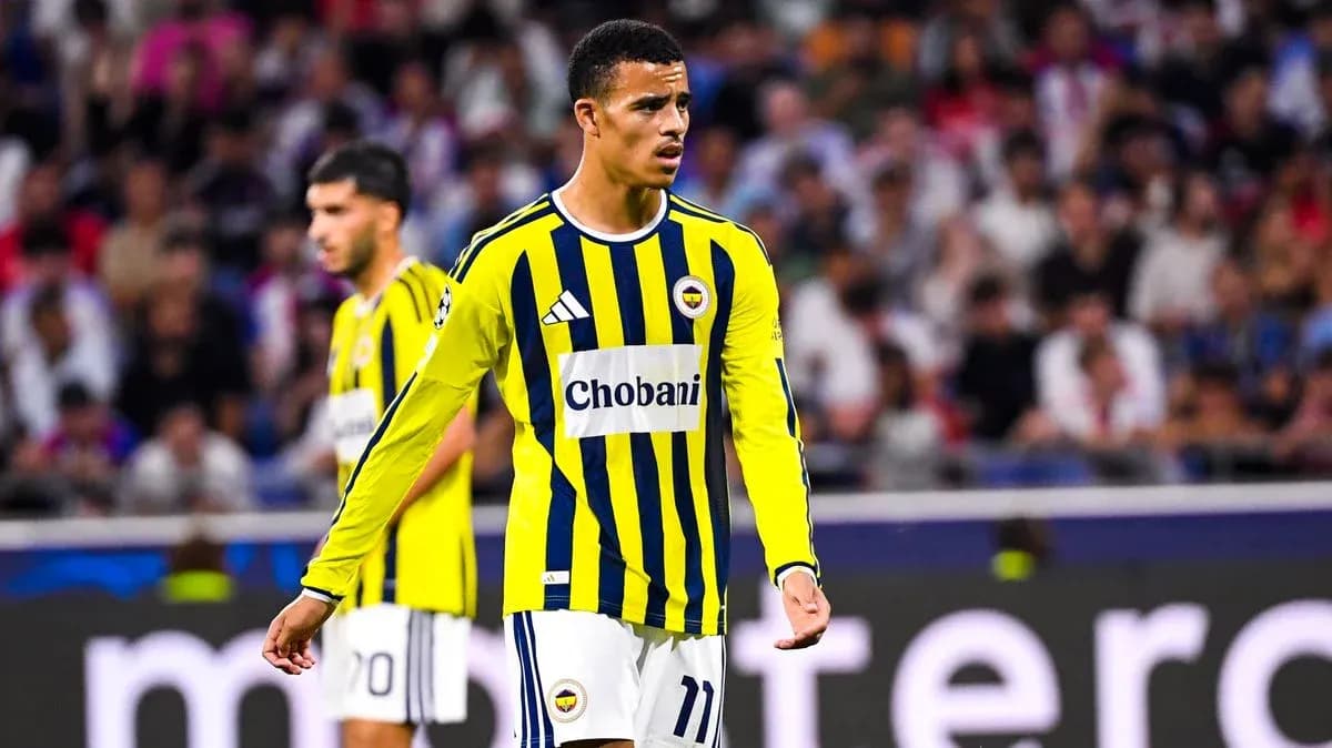 Fenerbahçe futbolchisi maydonda harakatda Fenerbahçe futbolchisi maydonda harakatda