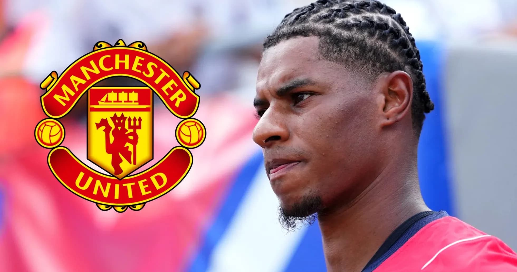 Futbolchi Manchester United formasida maydonda turibdi Futbolchi Manchester United formasida maydonda turibdi