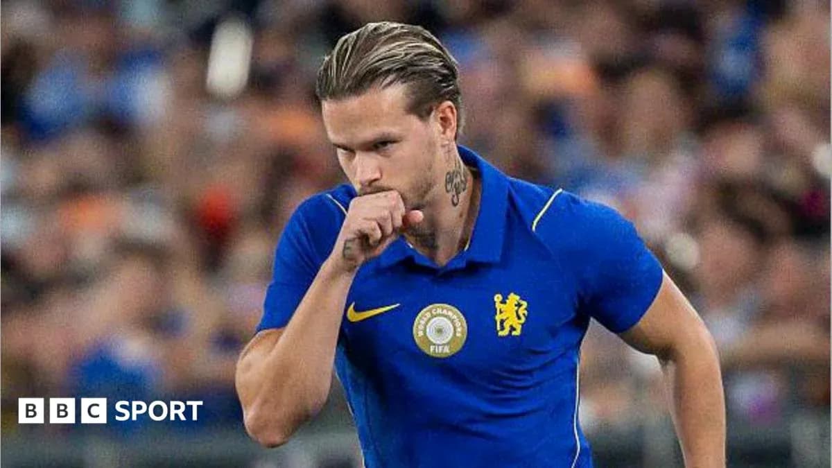 Futbolchi o'yin davomida shaylanayotgan Futbolchi o'yin davomida shaylanayotgan