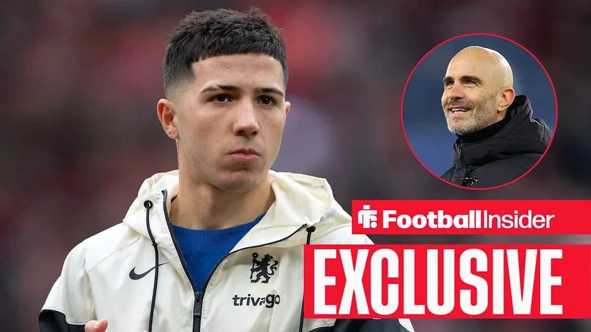 Futbolchi maydonda, ustida Chelsea formasi Futbolchi maydonda, ustida Chelsea formasi