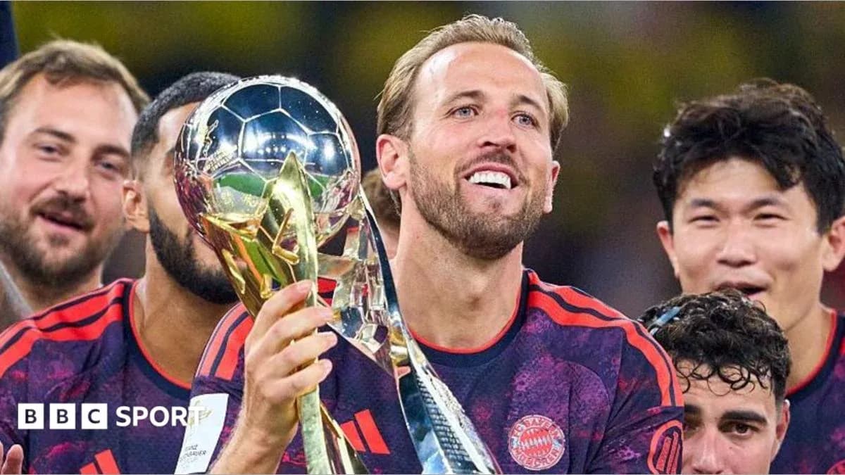 Futbolchi kubok bilan tabriklashda Futbolchi kubok bilan tabriklashda