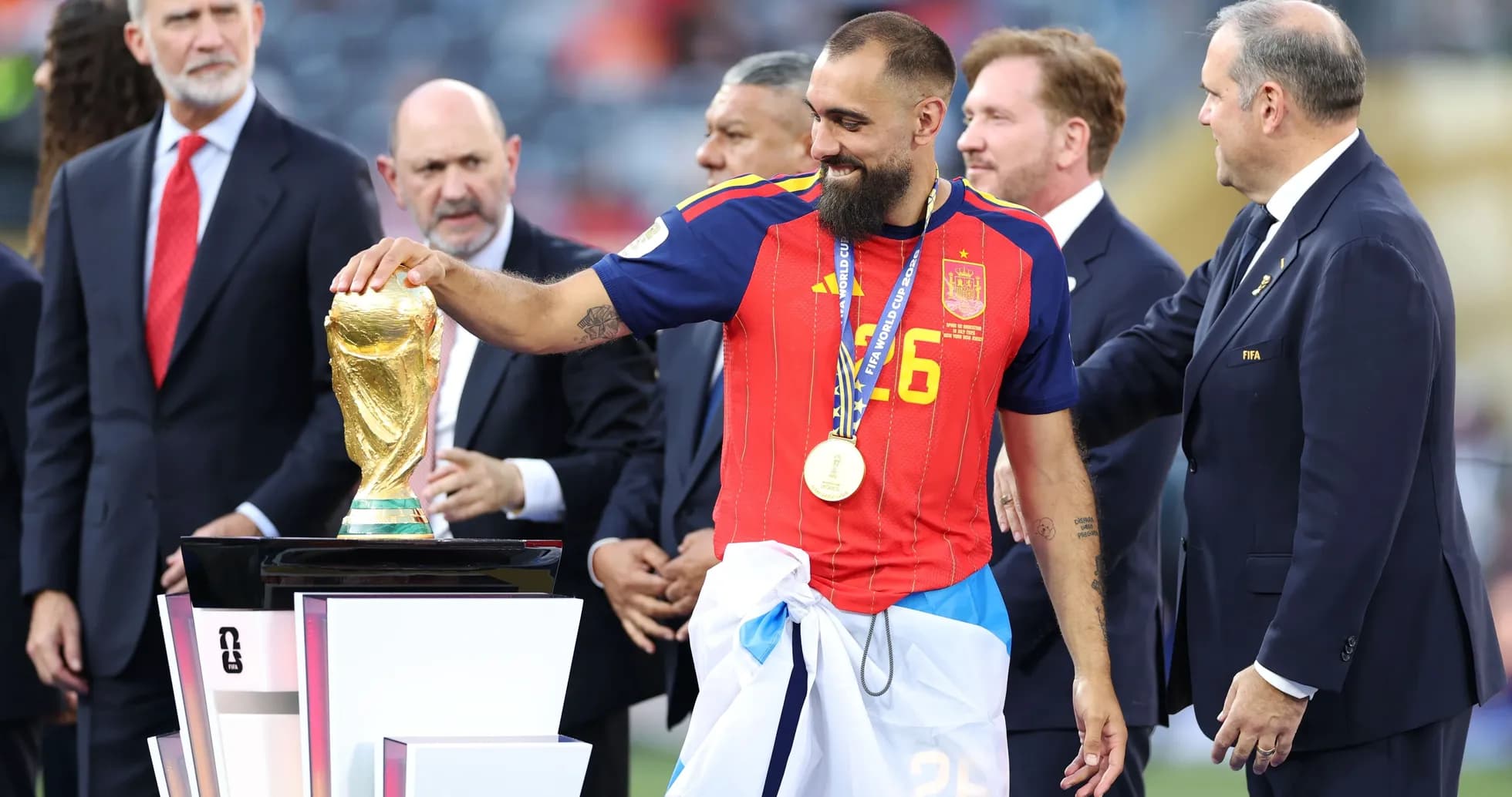 Futbolchi kubokni olish marosimida ishtirok etmoqda Futbolchi kubokni olish marosimida ishtirok etmoqda