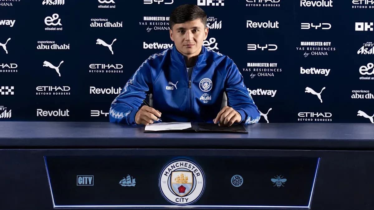 Yoshida signing contract at Manchester City press conference Yoshida signing contract at Manchester City press conference