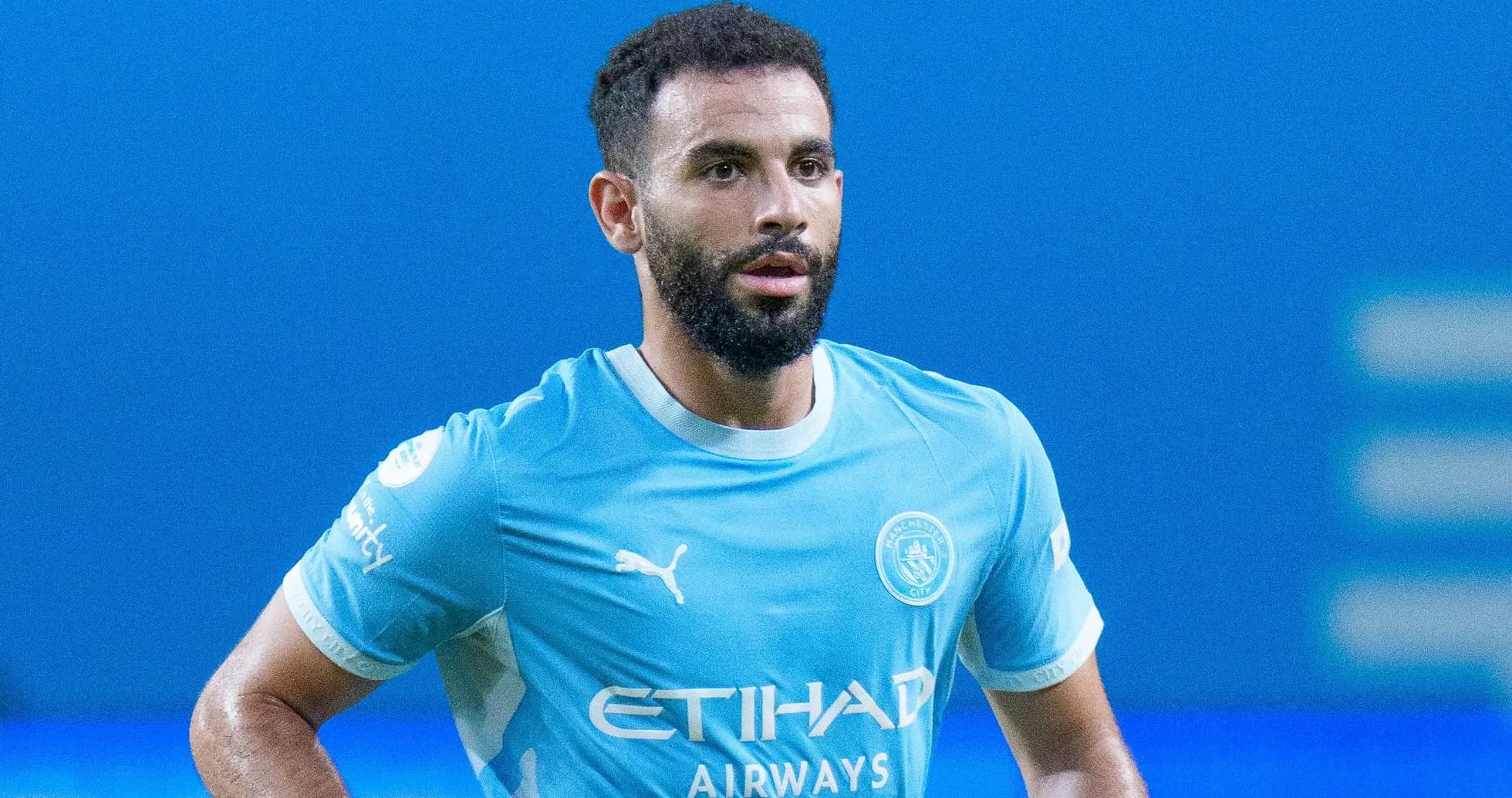 Futbolchi Manchester City formasida maydonda Futbolchi Manchester City formasida maydonda