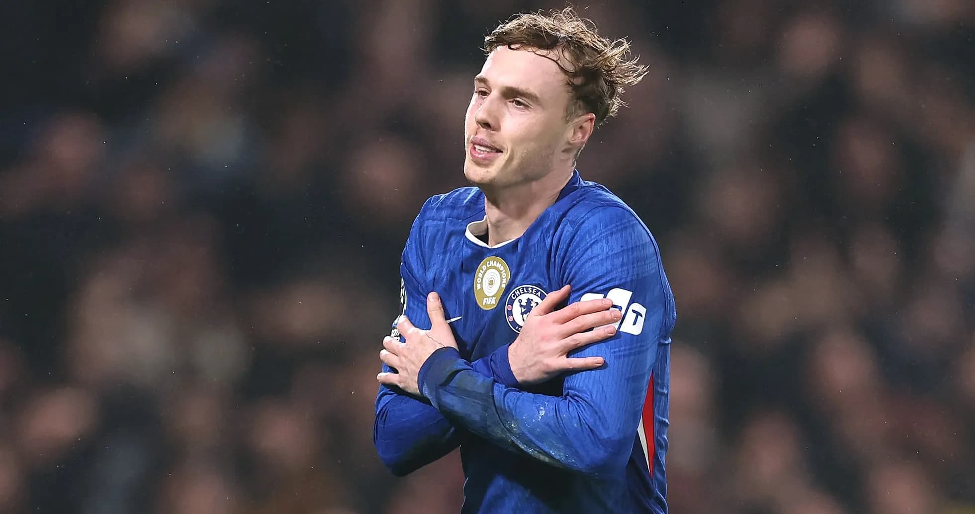 Futbolchi Chelsea formasi bilan maydonda Futbolchi Chelsea formasi bilan maydonda