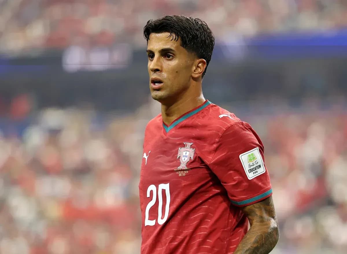 Futbolchi Portugal formasida o'yin davomida Futbolchi Portugal formasida o'yin davomida