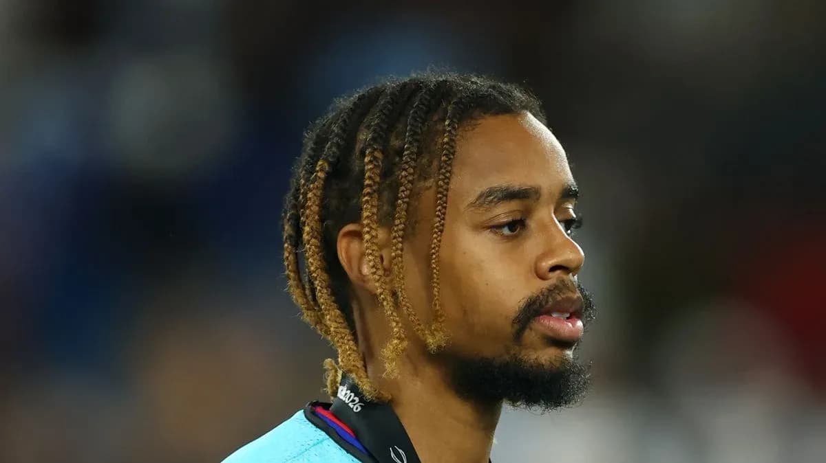 Futbolchi maydonda o'ylayotgan ko'rinishda Futbolchi maydonda o'ylayotgan ko'rinishda