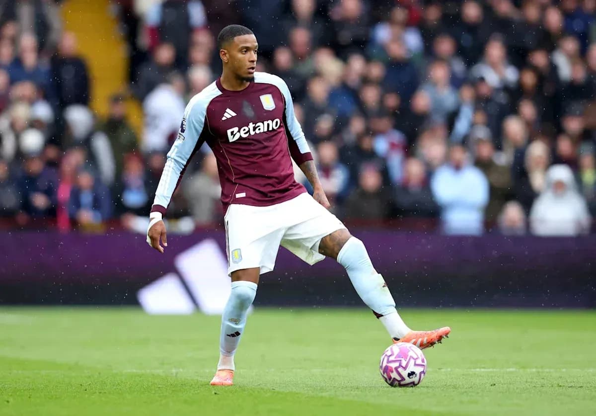O'yinchi to'pni nazorat qilmoqda, Aston Villa maydonida O'yinchi to'pni nazorat qilmoqda, Aston Villa maydonida