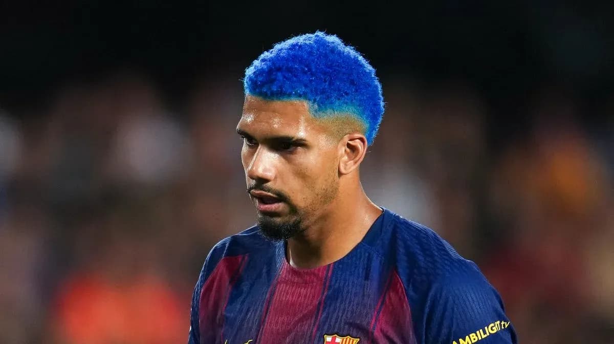 Futbolchi o'yinida ko'k sochli futbolchi Futbolchi o'yinida ko'k sochli futbolchi