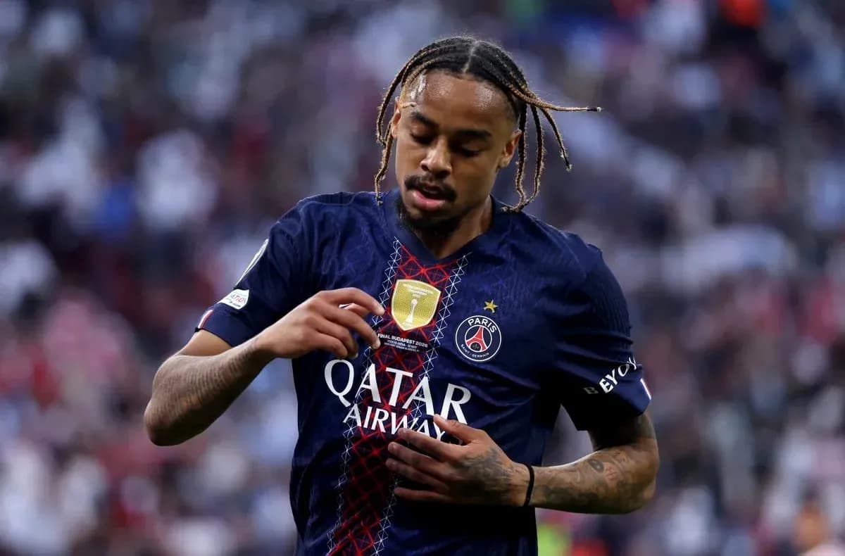 Futbolchi PSG formasida o'yin maydonida Futbolchi PSG formasida o'yin maydonida
