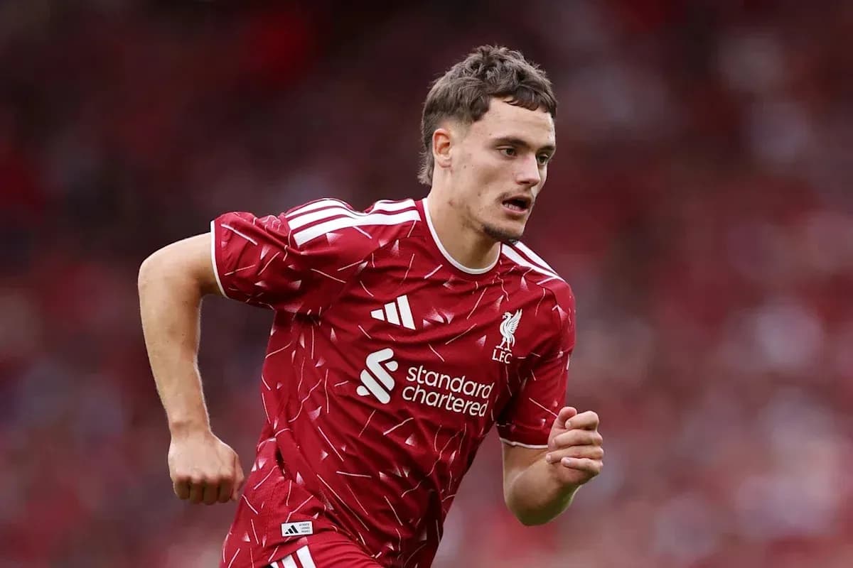 Futbolchi Liverpool formasida maydonda yugurmoqda Futbolchi Liverpool formasida maydonda yugurmoqda