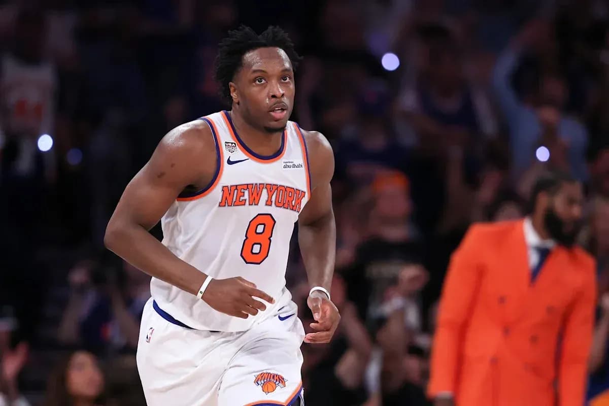 O'yinchi New York Knicks formasi bilan maydonda yugurmoqda O'yinchi New York Knicks formasi bilan maydonda yugurmoqda