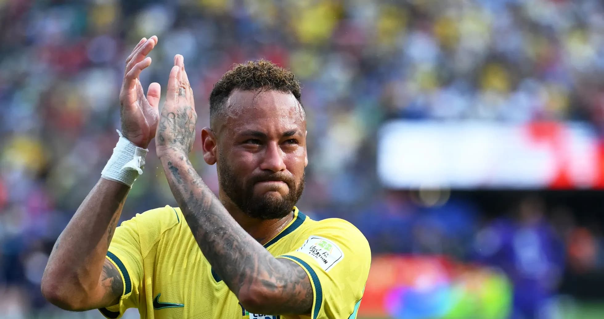 Futbolchi Neymar Braziliya jamoasiga qo'shilib, qo'l silkitmoqda Futbolchi Neymar Braziliya jamoasiga qo'shilib, qo'l silkitmoqda