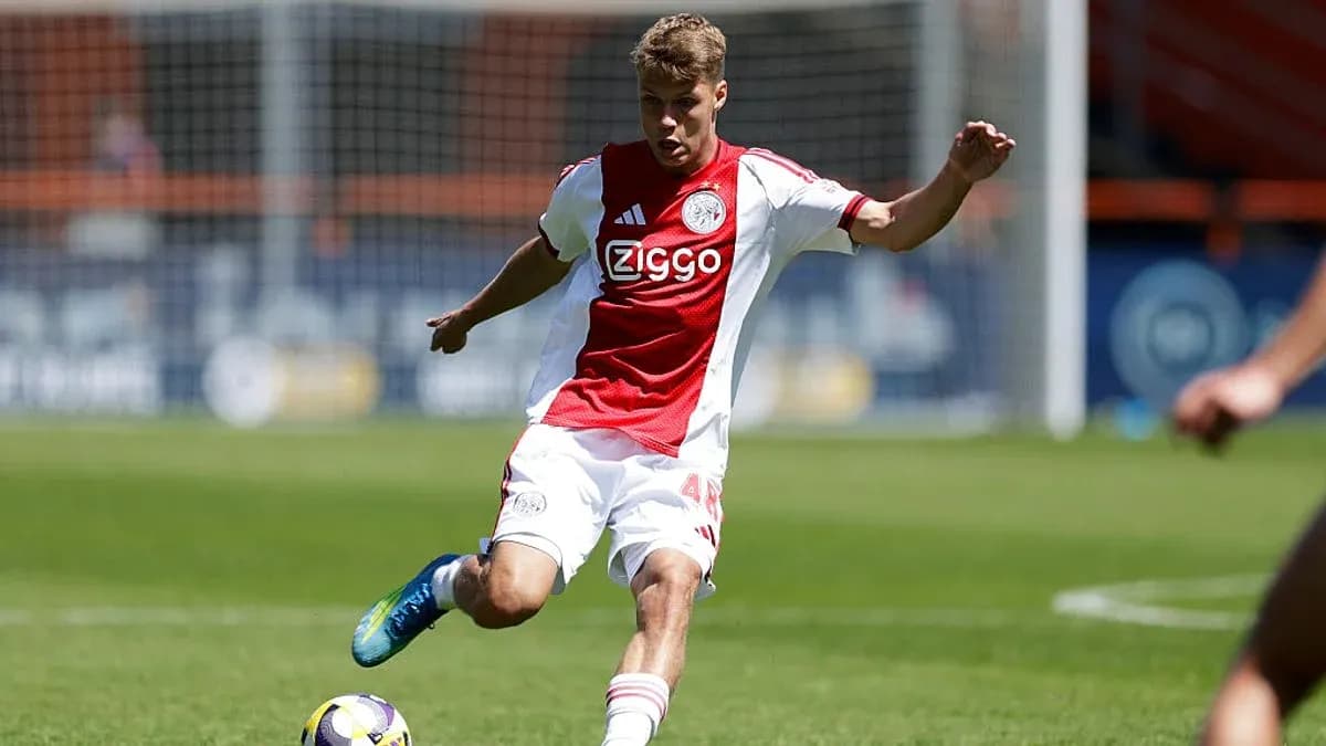 Futbolchi Ajax formasida to'pni urayotgan paytda Futbolchi Ajax formasida to'pni urayotgan paytda