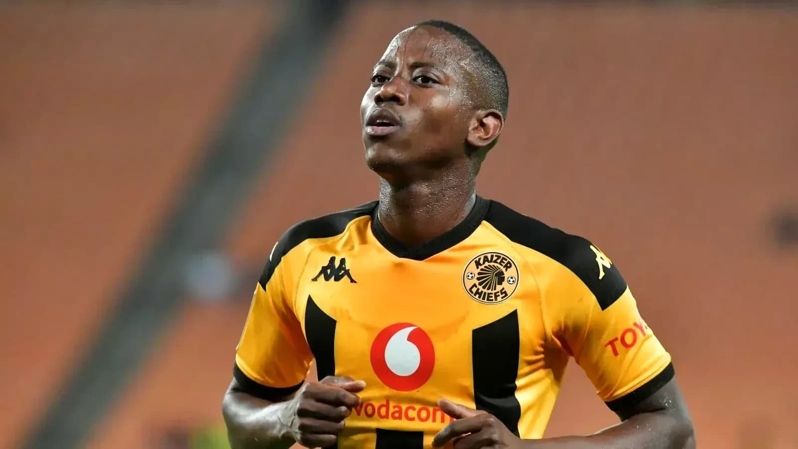 Futbolchi KAIZER CHIEFS formasi bilan maydonda Futbolchi KAIZER CHIEFS formasi bilan maydonda