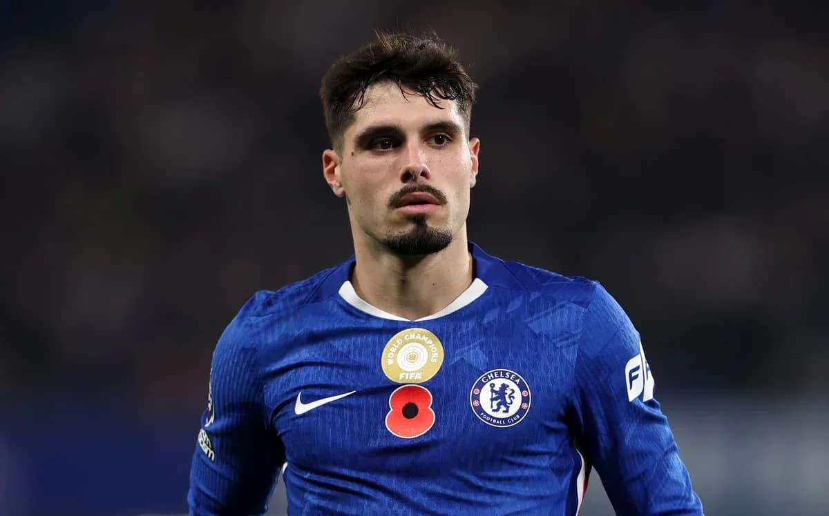 Futbolchi Chelsea formasi kiygan o'yinchi Futbolchi Chelsea formasi kiygan o'yinchi