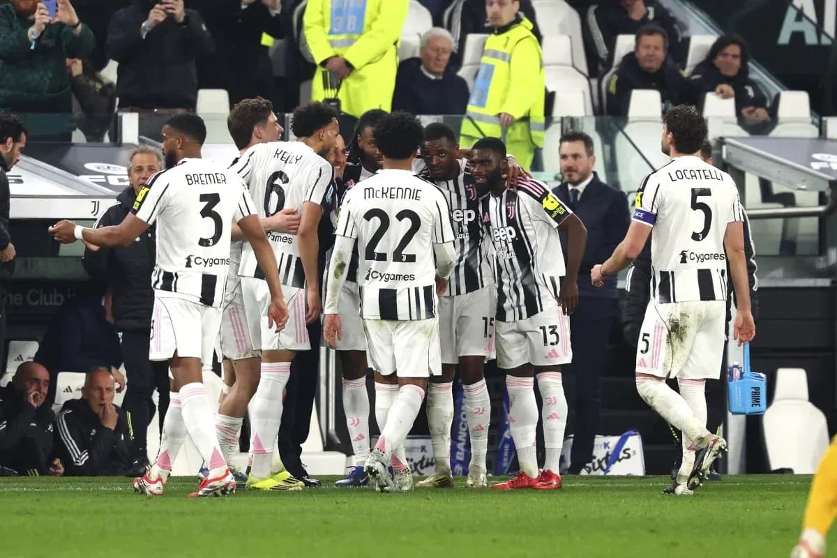 Juventus players celebrating together on the pitch Juventus players celebrating together on the pitch