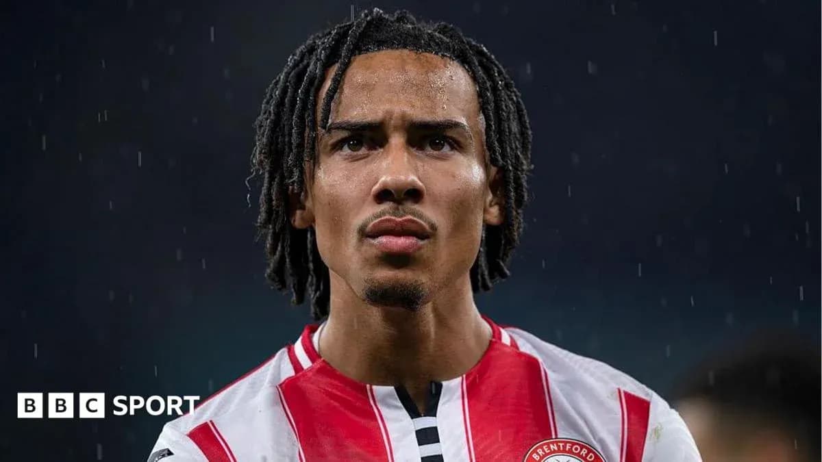 Futbolchi Brentford formasida yog'dirda turibdi Futbolchi Brentford formasida yog'dirda turibdi