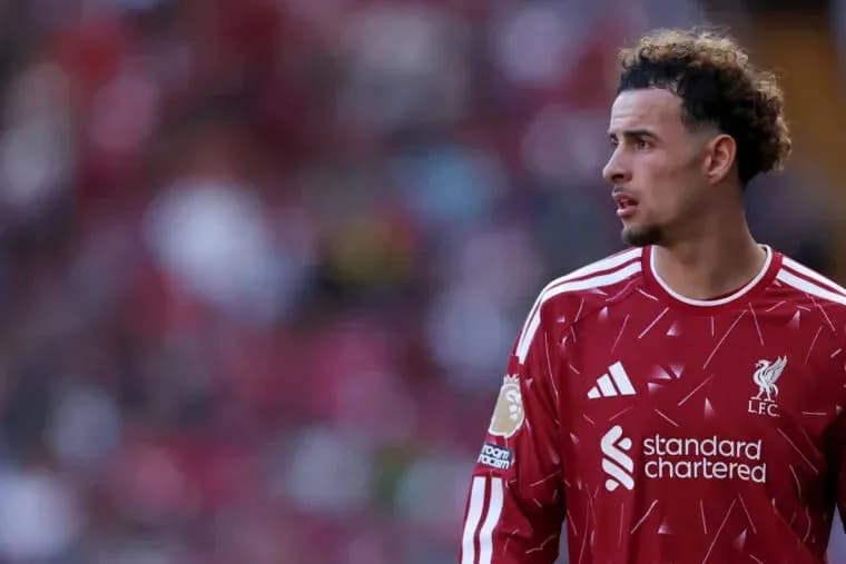 Futbolchi maydonda Liverpool formasida turibdi Futbolchi maydonda Liverpool formasida turibdi