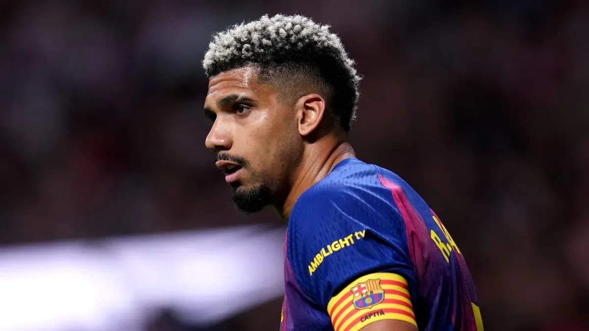 Futbolchi Ronal'do Araujo maydonda harakatda Futbolchi Ronal'do Araujo maydonda harakatda