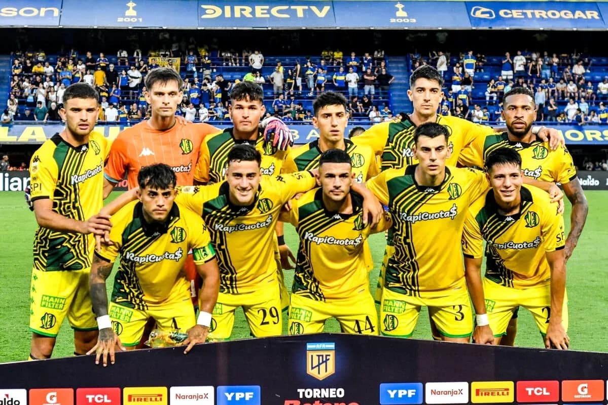 Futbol jamoasi sahnada turib suratga tushmoqda Futbol jamoasi sahnada turib suratga tushmoqda