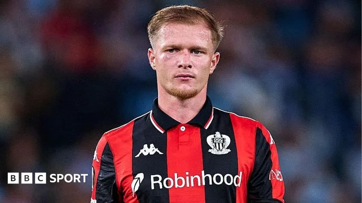 Futbolchi maydonda qiyin vaziyatda turibdi Futbolchi maydonda qiyin vaziyatda turibdi