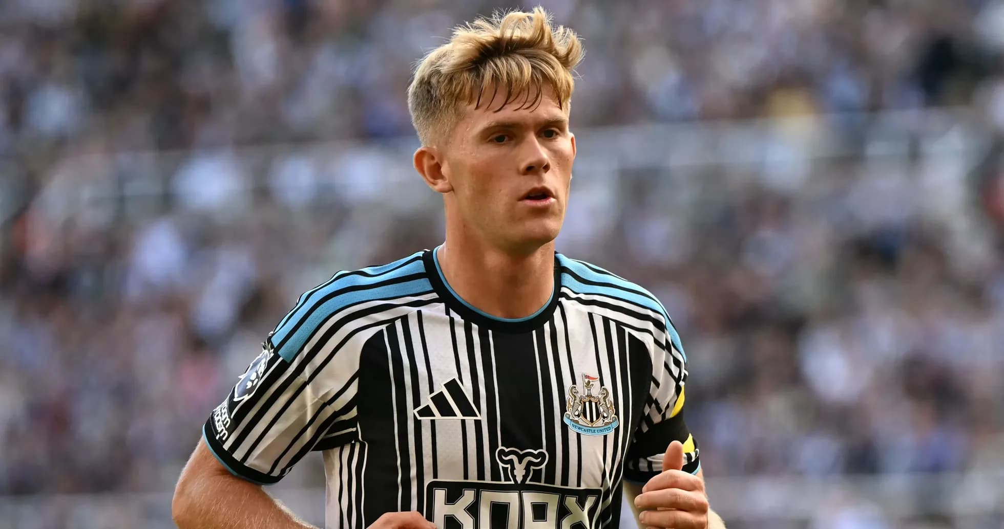 Futbolchi Newcastle United formasida maydonda yurmoqda Futbolchi Newcastle United formasida maydonda yurmoqda