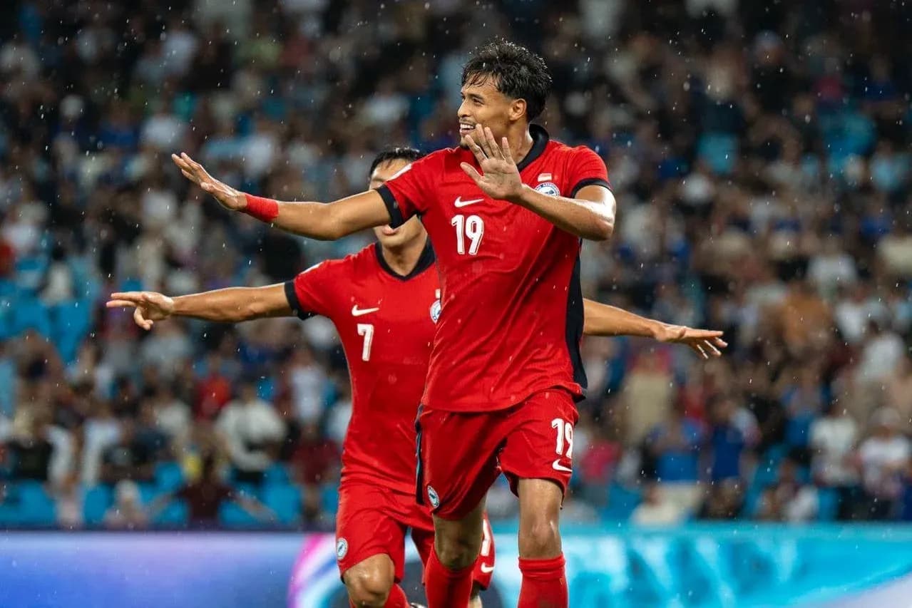 Futbolchi goli bilan nishonlayotgan o'yinchilar Futbolchi goli bilan nishonlayotgan o'yinchilar