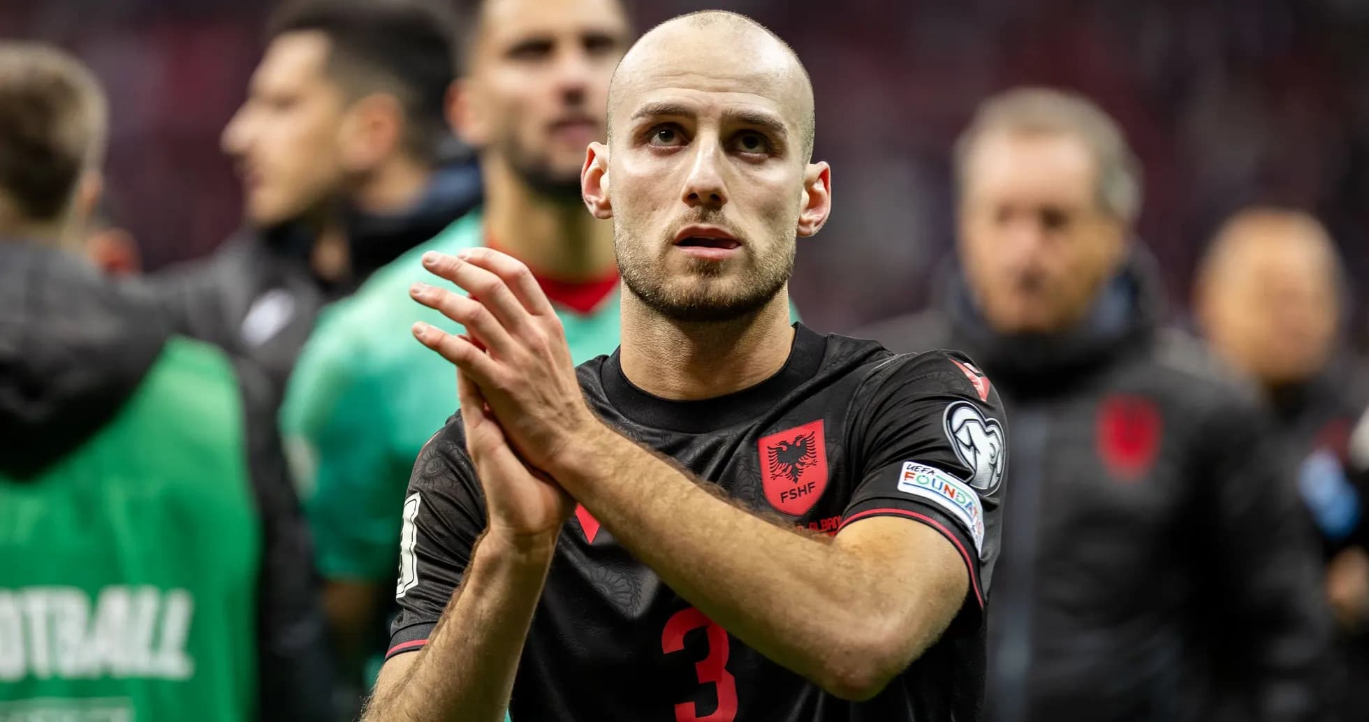 Futbolchi o'yin tugagandan keyin qo'l qovushtirmoqda Futbolchi o'yin tugagandan keyin qo'l qovushtirmoqda
