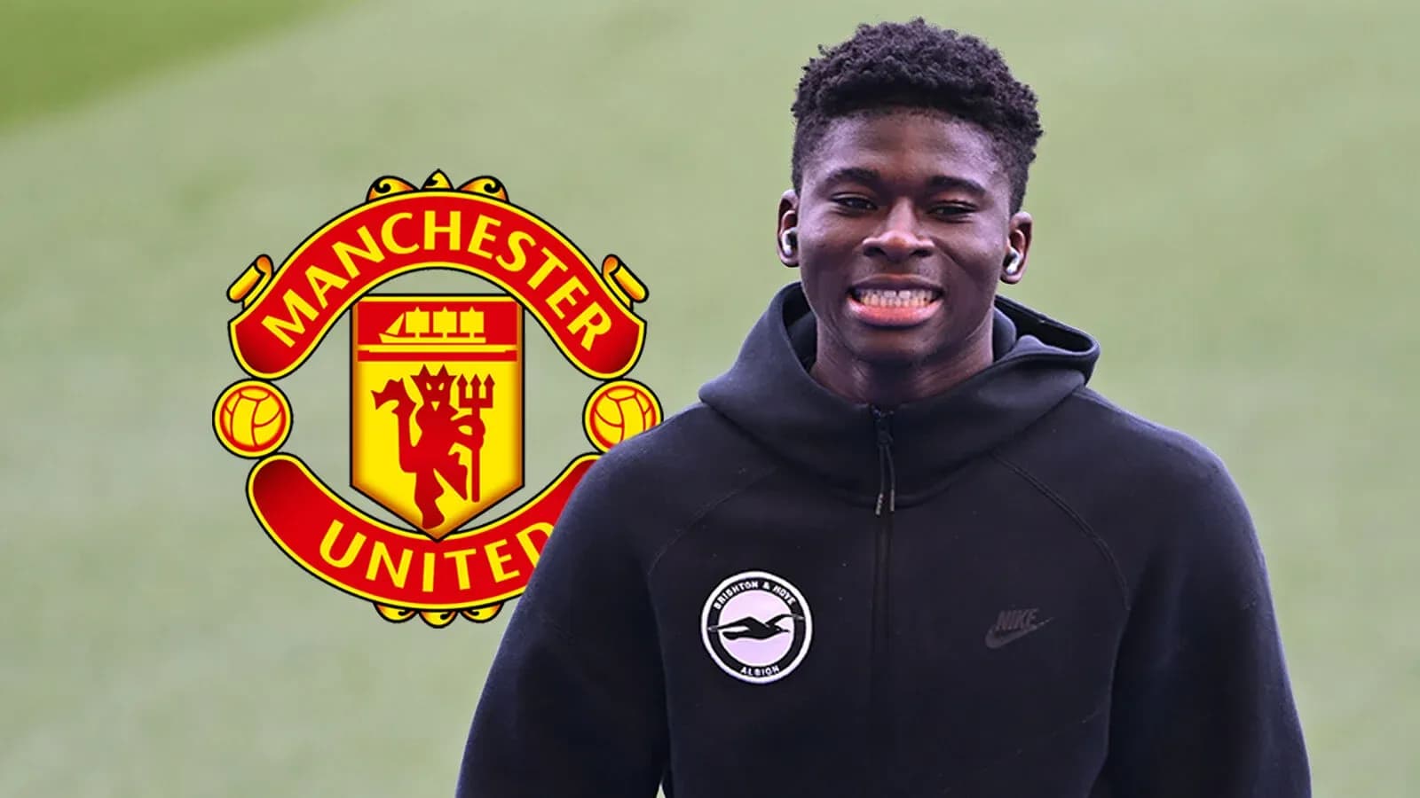 Futbolchi Manchester United logosi bilan kulayotgan Futbolchi Manchester United logosi bilan kulayotgan