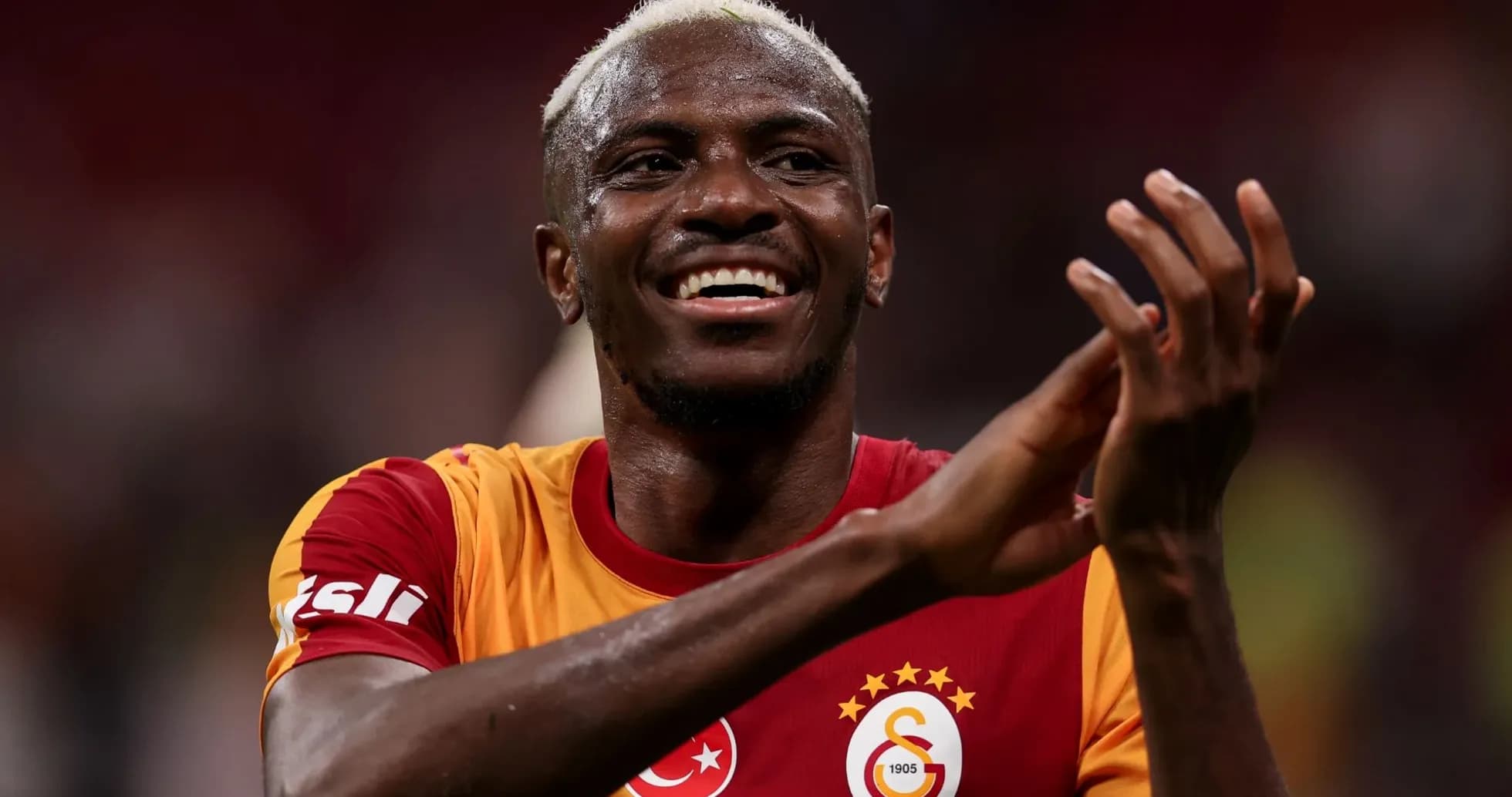 Futbolchi olqish berayotgan Galatasaray formasida Futbolchi olqish berayotgan Galatasaray formasida