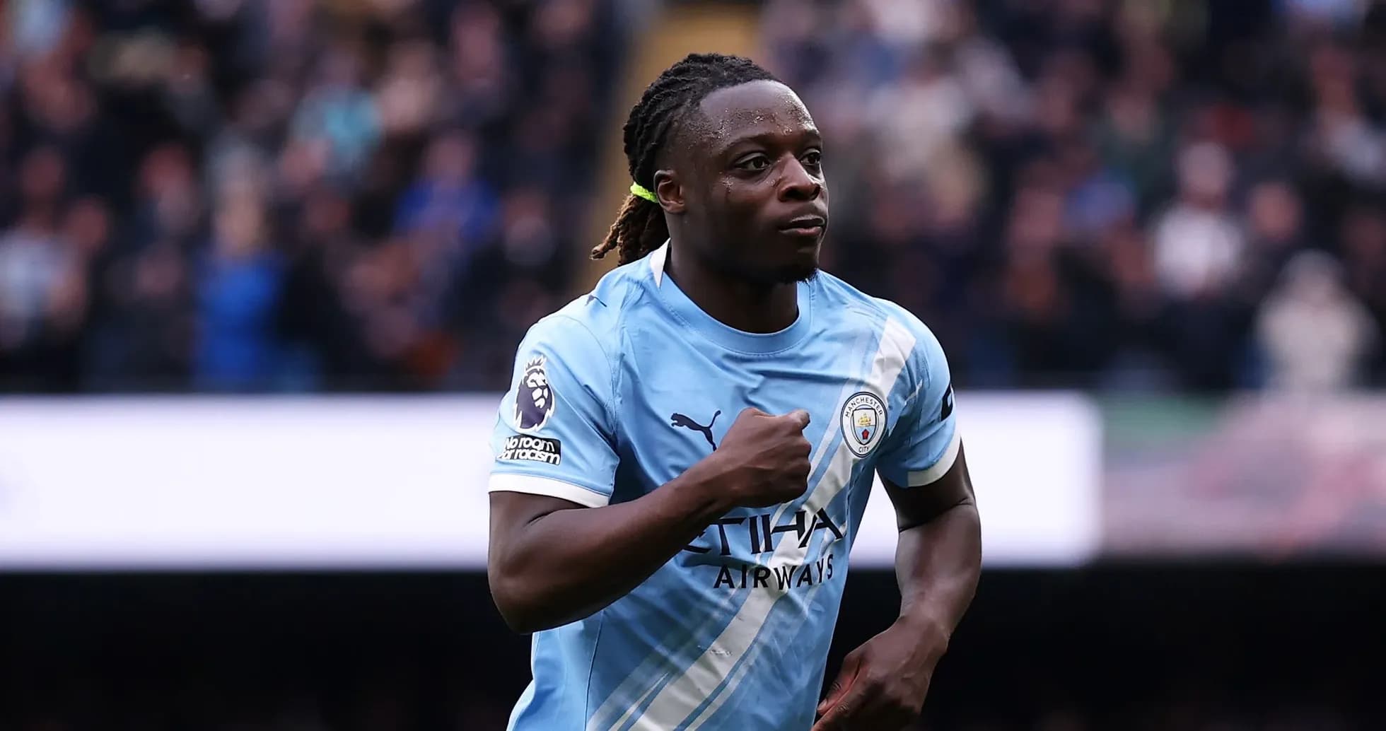 Futbolchi maydonda gollarni nishonlayapti Futbolchi maydonda gollarni nishonlayapti