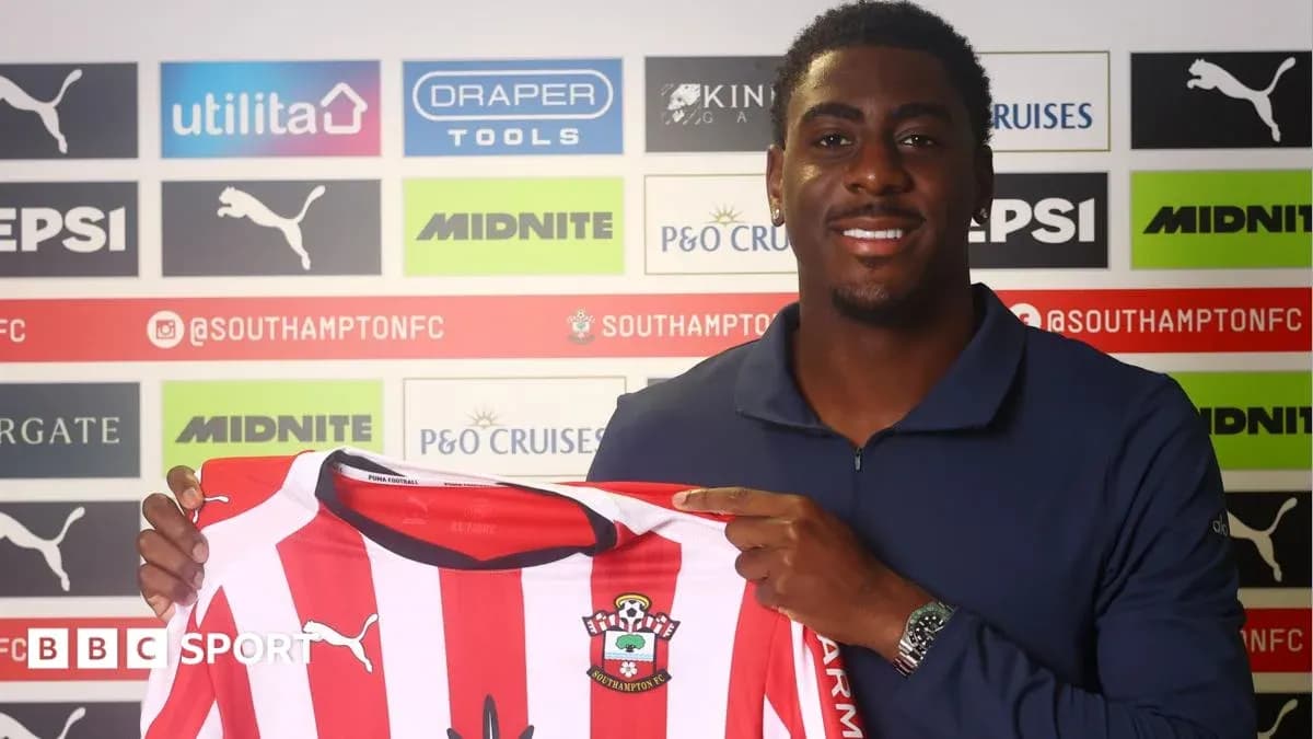 Yangi futbolchi Southampton FC formasini ushlab turibdi Yangi futbolchi Southampton FC formasini ushlab turibdi