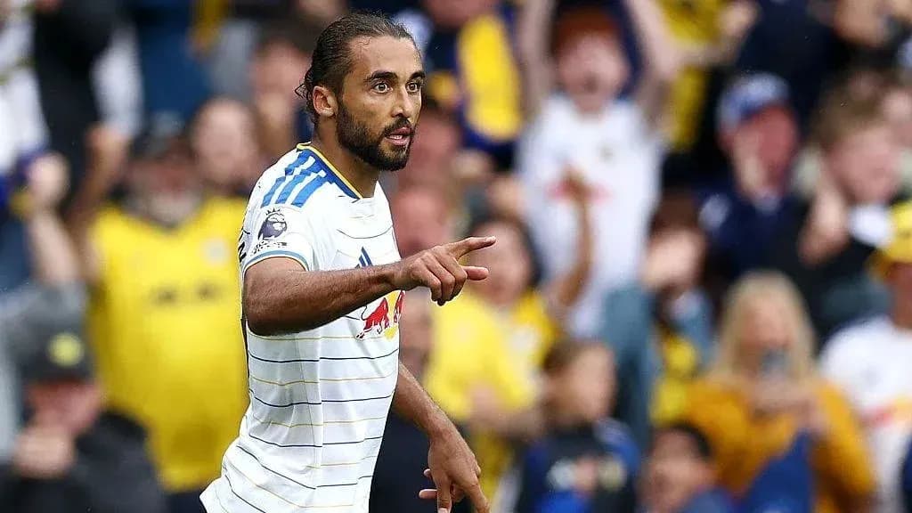 O'yinchi gol urishdan keyin muxlislarga ishora qilmoqda O'yinchi gol urishdan keyin muxlislarga ishora qilmoqda