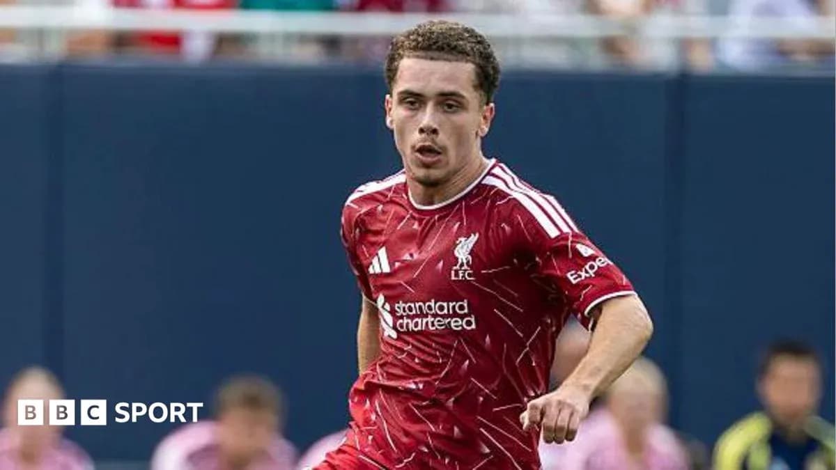 Futbolchi Liverpool formasida maydonda harakatda Futbolchi Liverpool formasida maydonda harakatda