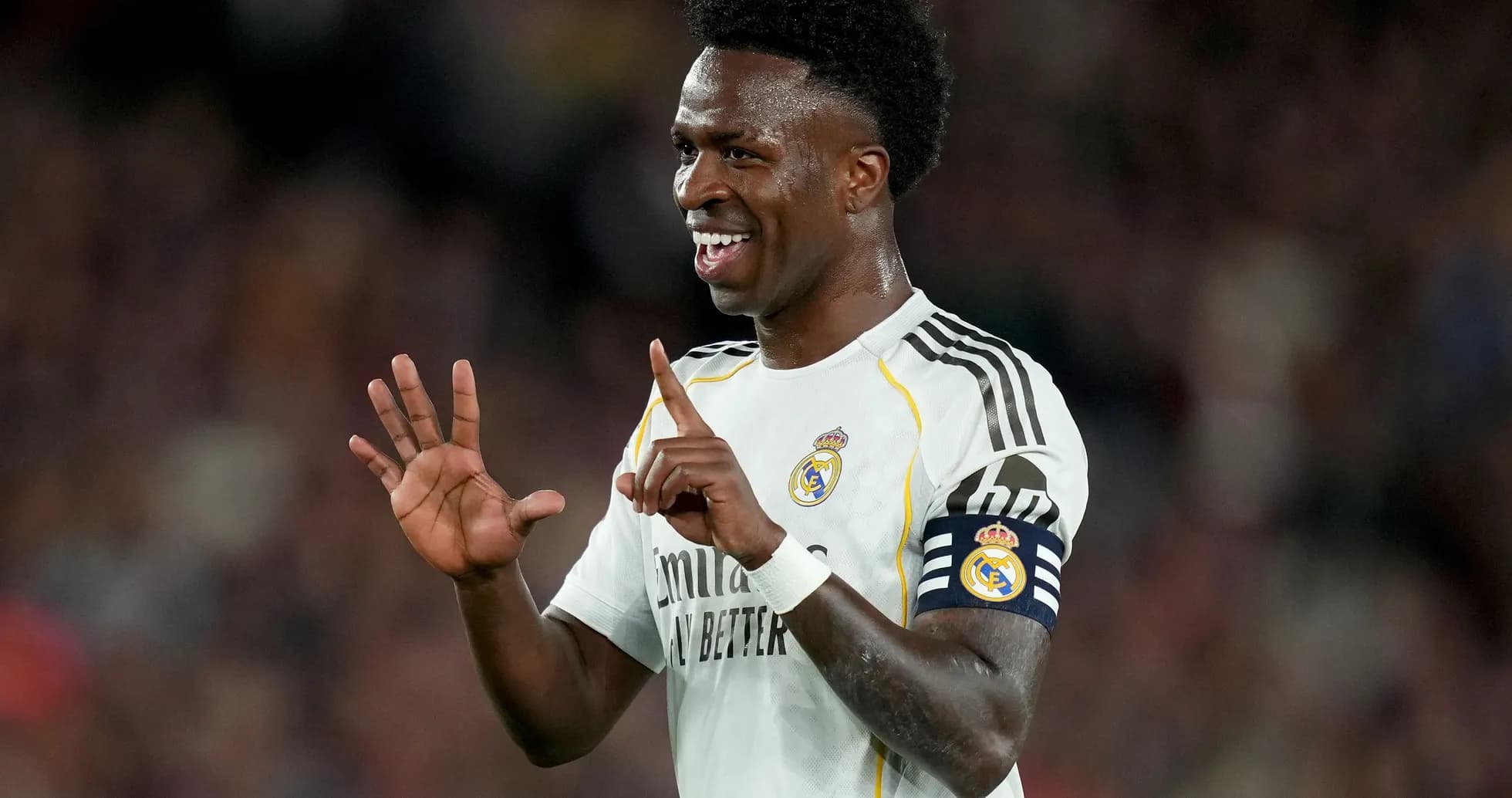 Futbolchi Vinicius Junior maydonda raqamlari bilan Futbolchi Vinicius Junior maydonda raqamlari bilan